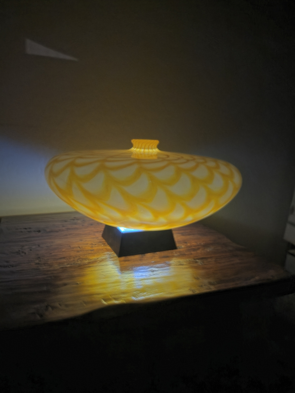 Hot Island Glass 2003 Maui C.S. Richards Amber Scalloped Glass Vase Signed EUC